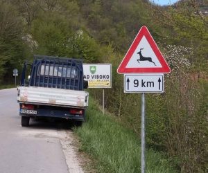 Postavljena saobraćajna signalizacija “Divljač na putu” na cestama kroz sportsko lovište “Visoko”